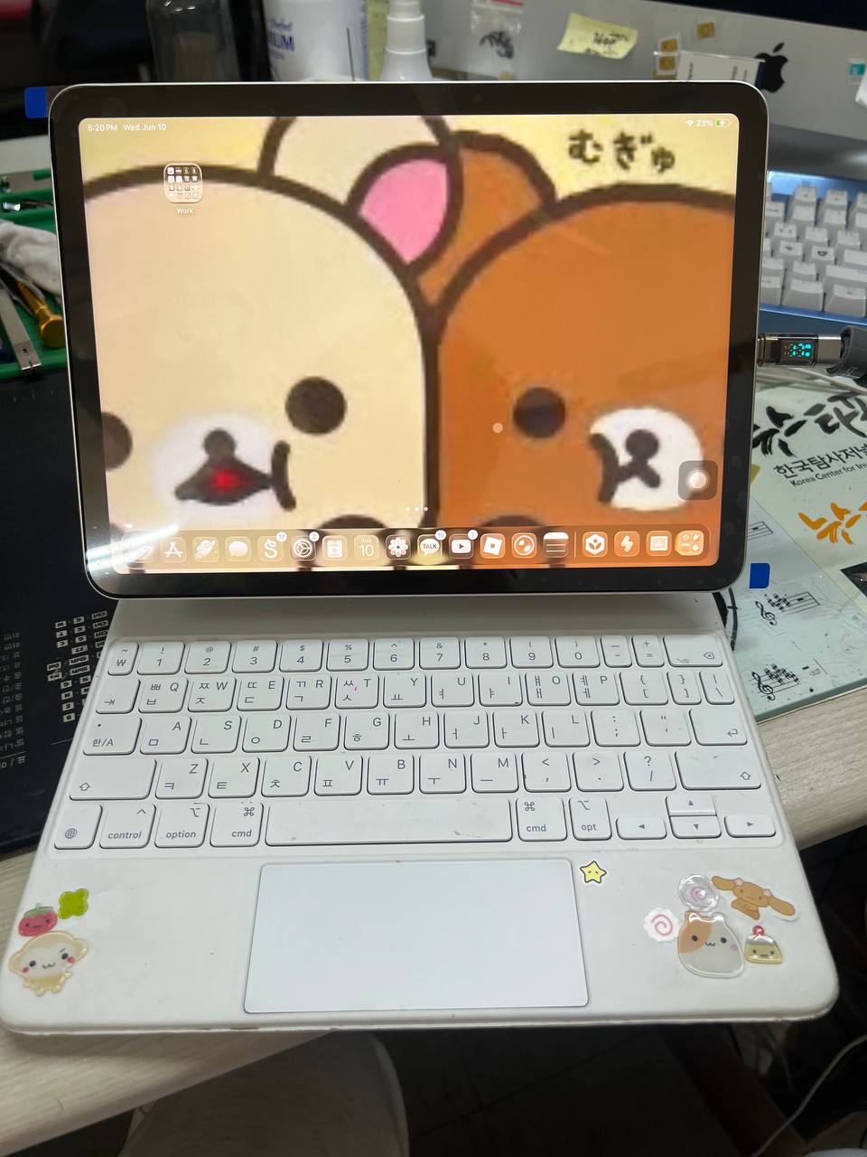 충격으로 인한 아이폰 15프로 액정파손된 사진