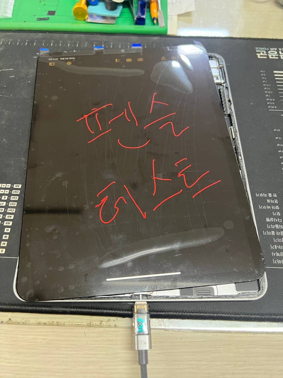 아이패드 보급형 모델의 외부 터치 유리와 내부 LCD 분리 화면 ,수리 완료 후 애플펜슬로 아이패드 전면 터치 테스트를 진행하는 모습