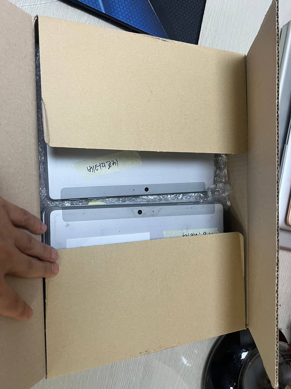 지방에서 포장되어 매장에 도착한 노트북 택배 상자 언박싱 모습