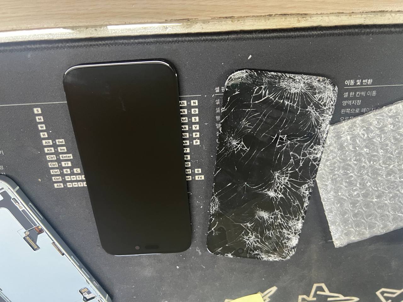 선릉점 애플 아이폰 아이폰15프로 계단에서 떨어뜨려 액정파손됨 수리사례 이미지 강남아이폰15프로액정수리 예약 당일 30분 데이터 그대로 선릉역 아이스마일어게인 상세사진 2