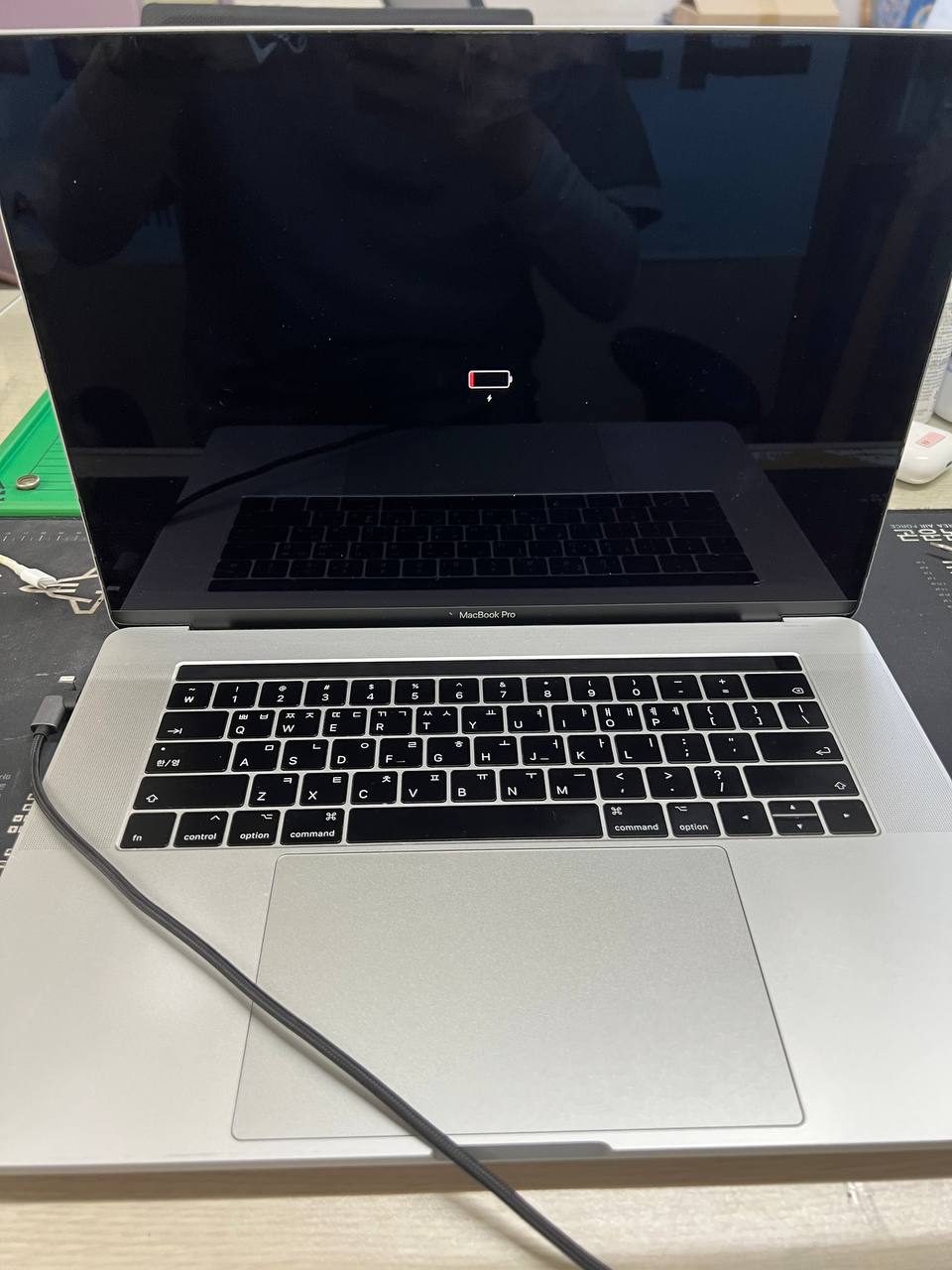 선릉점 애플 맥북 프로 맥북 프로 A1707 충전중표기는 되는데 전원불 충전이 안되고 켜지지가 않음 수리사례 이미지 맥북프로 15인지 충전안됨(충전표기ok) 전원불 상세사진 1