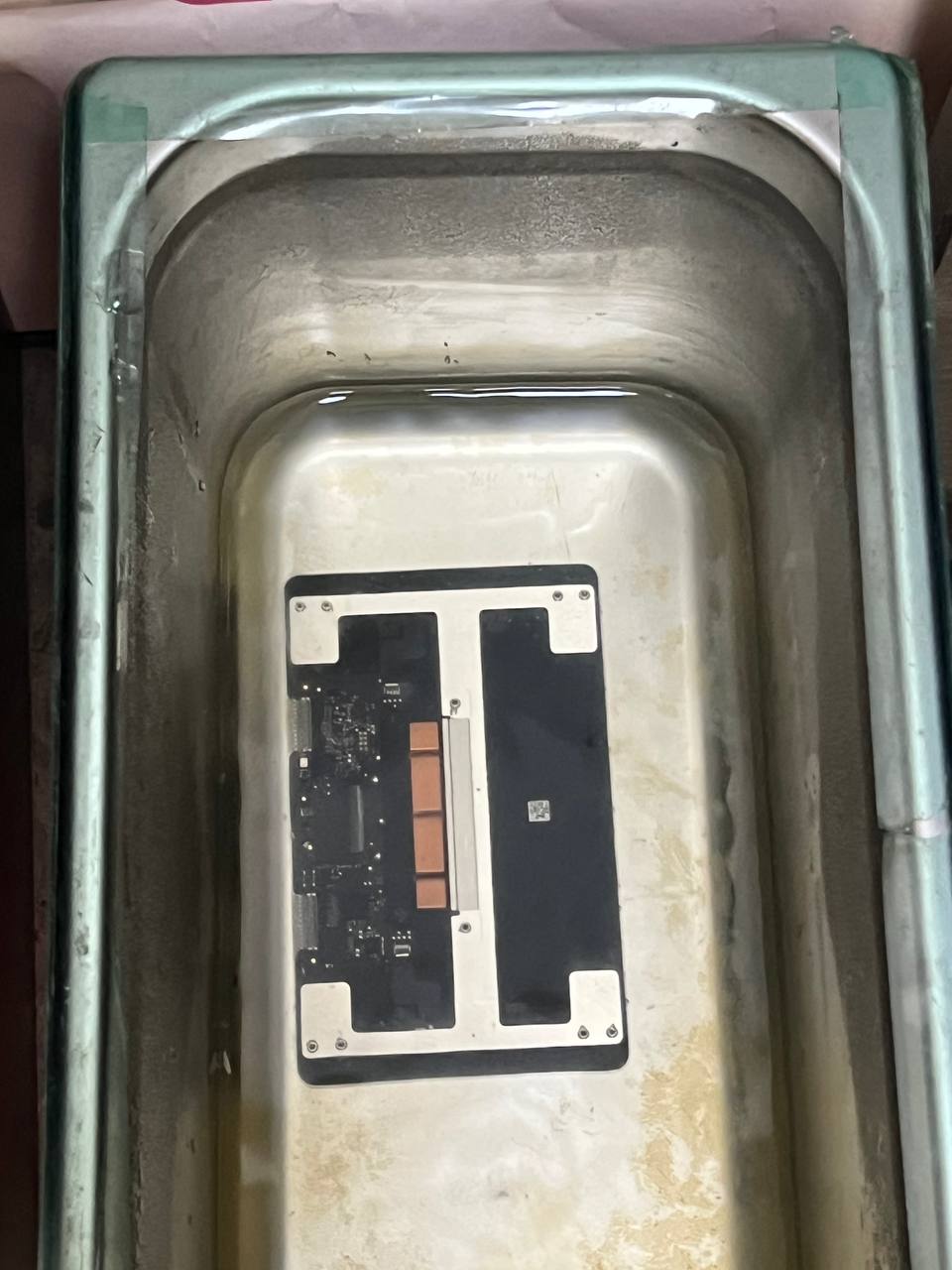 선릉점 맥북프로 M2 음류침수로 인한 맥북프로 전원불 데이터 중요 수리사례 상세사진 8번 이미지입니다. 강남 맥북프로 침수전원불 수리 M2모델 세척 약품 처리 건조 보드수리 데이터 복원수리 완료 관련 2번째 수리 단계로, 내부 오염과 부품 손상 여부를 세밀하게 확인하는 점검 장면입니다.