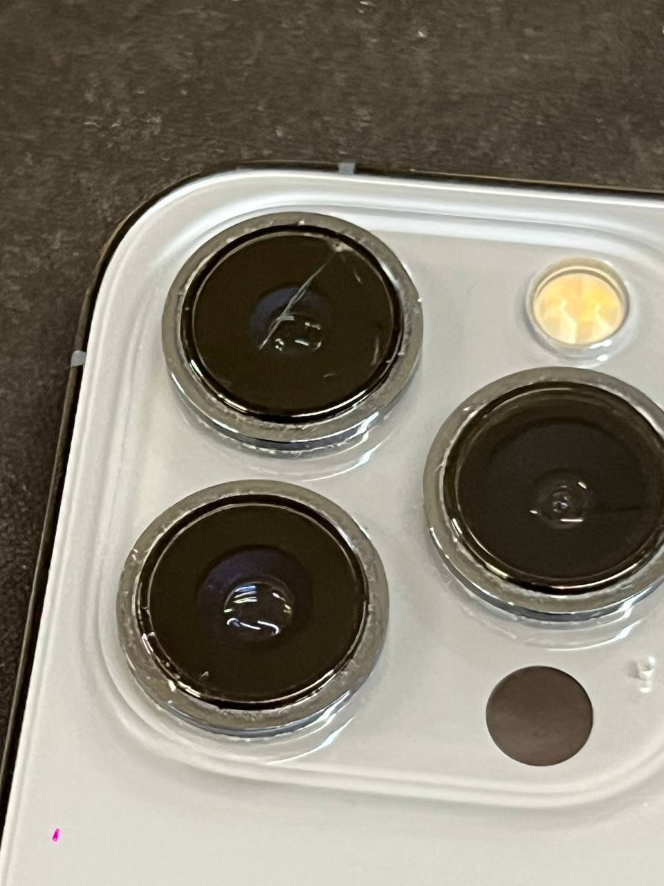 선릉점 애플 아이폰13프로 후방 카메라렌즈 상단파손 수리사례 상세사진 1번 이미지입니다. 선릉아이폰13프로 카메라렌즈 파손교체 수리완료 관련 1번째 수리 단계로, 입고된 기기의 외관 상태와 파손 부위를 확인하는 초기 점검 장면입니다.