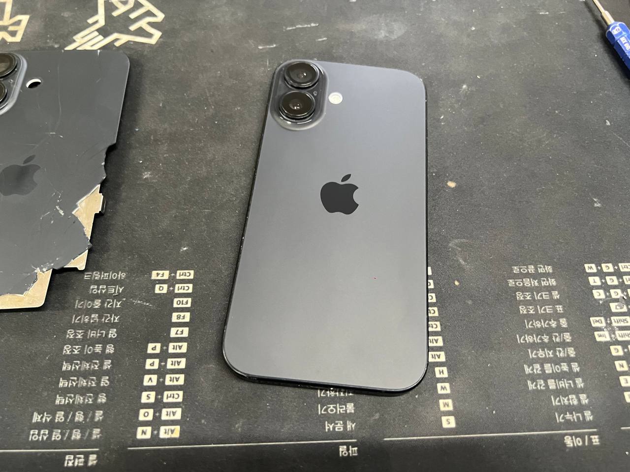 강변점 애플 아이폰16 후면유리파손(카메라렌즈파손) 수리사례 상세사진 5번 이미지입니다. [강변 아이폰수리] 아이폰16프로 뒷판유리 파손교체! 카메라 렌즈 깨짐까지 내부 크리닝과 함께 수리완료 관련 2번째 수리 단계로, 수리를 위해 기기를 분해하고 내부 구조를 확인하는 과정입니다.