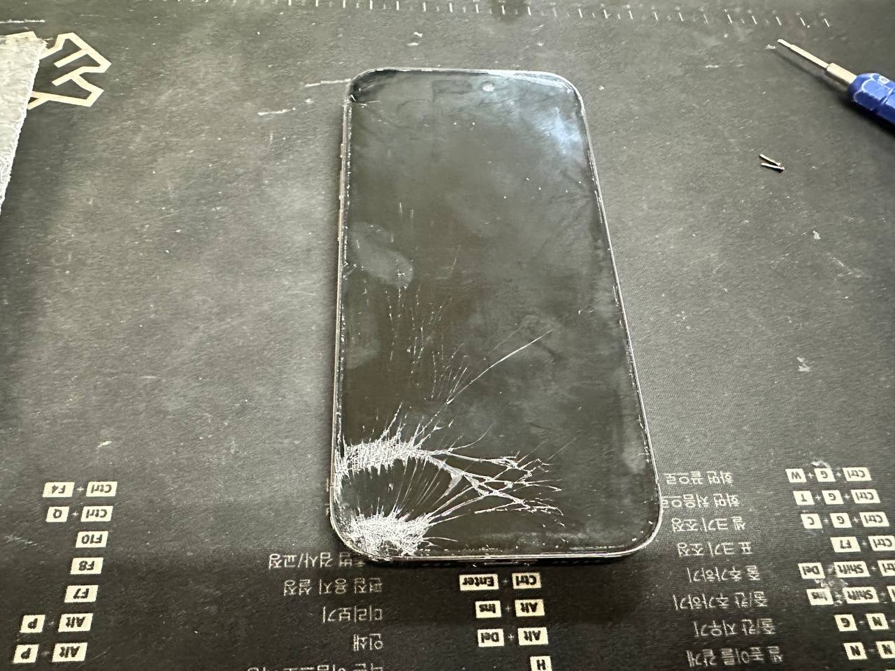 선릉점 애플 아이폰15프로 액정화면 녹색줄 백화액정파손 수리사례 상세사진 1번 이미지입니다. 강남아이폰수리 아이폰15프로 액정화면줄감 액정교체수리 관련 1번째 수리 단계로, 입고된 기기의 외관 상태와 파손 부위를 확인하는 초기 점검 장면입니다.