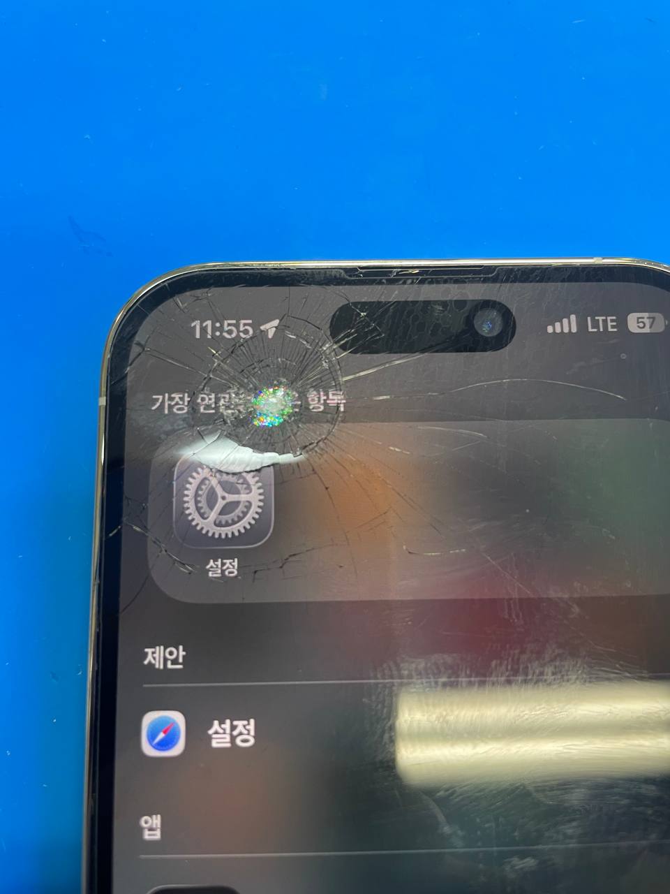 송파 아이폰수리 아이폰14프로액정수리 유리와 화면이 파손된 입고 상태