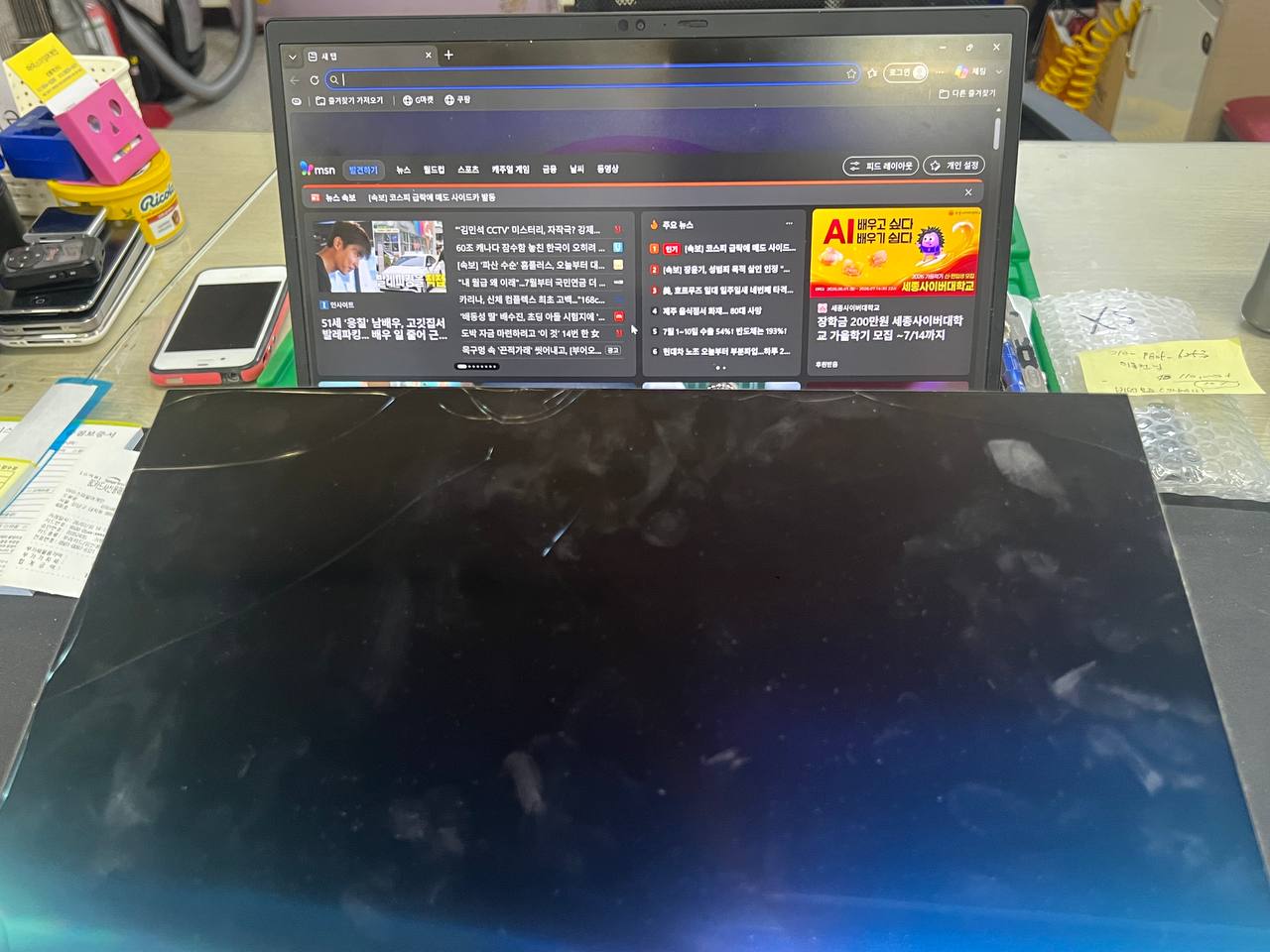 선릉점 레노버노트북 X1 액정사이 이물질로 화면 닫는과정에서 액정 파손 교체 수리요청 수리사례 상세사진 5번 이미지입니다. 레노버 X1 노트북 액정 교체 수리 과정 (단계별 수리 상세 일지) 관련 2번째 수리 단계로, 수리를 위해 기기를 분해하고 내부 구조를 확인하는 과정입니다.