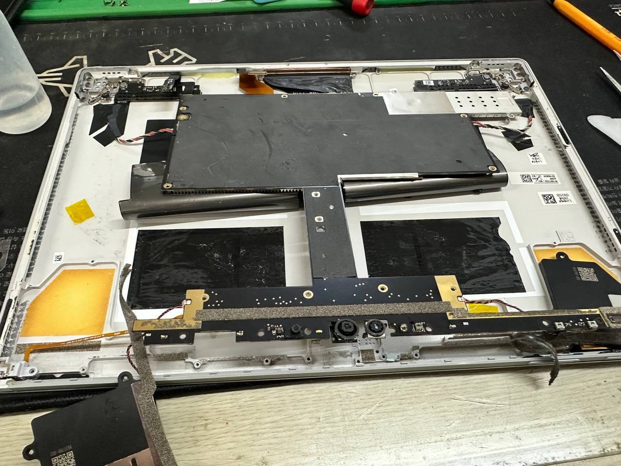 선릉점 마이크로소프트 surface book2 모니터 배터리 스웰링 현상 배터리교체 요청 수리사례 상세사진 2번 이미지입니다. 서피스북2 배터리 스웰링 대전 택배수리 및 액정 벌어짐 교체 완료 관련 1번째 수리 단계로, 화면과 프레임 상태를 확인하며 수리 전 증상을 기록하는 과정입니다.