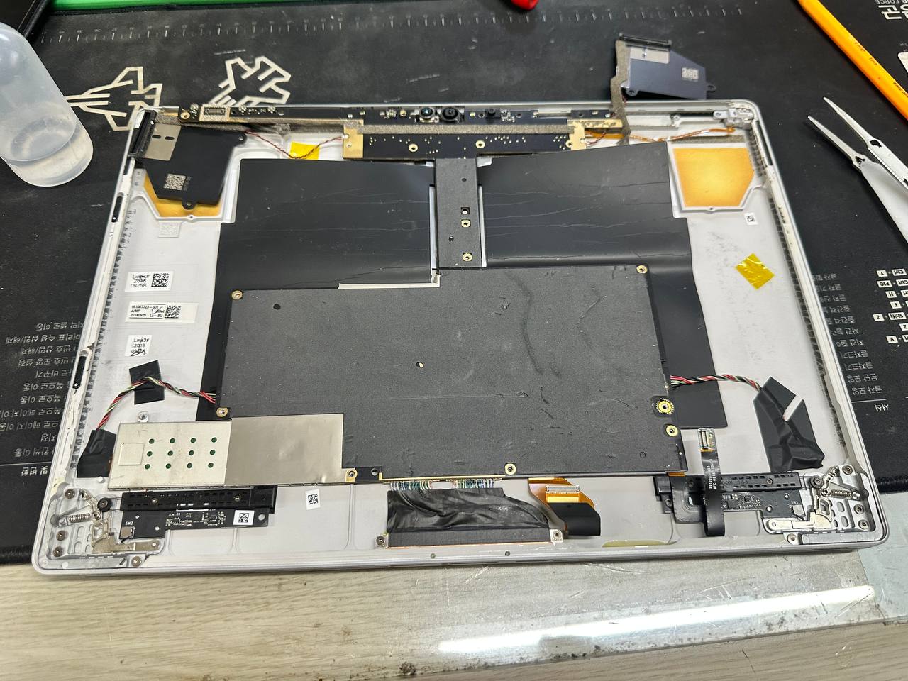 선릉점 마이크로소프트 surface book2 모니터 배터리 스웰링 현상 배터리교체 요청 수리사례 상세사진 3번 이미지입니다. 서피스북2 배터리 스웰링 대전 택배수리 및 액정 벌어짐 교체 완료 관련 1번째 수리 단계로, 고객 요청 증상과 실제 기기 상태를 비교하며 점검하는 이미지입니다.