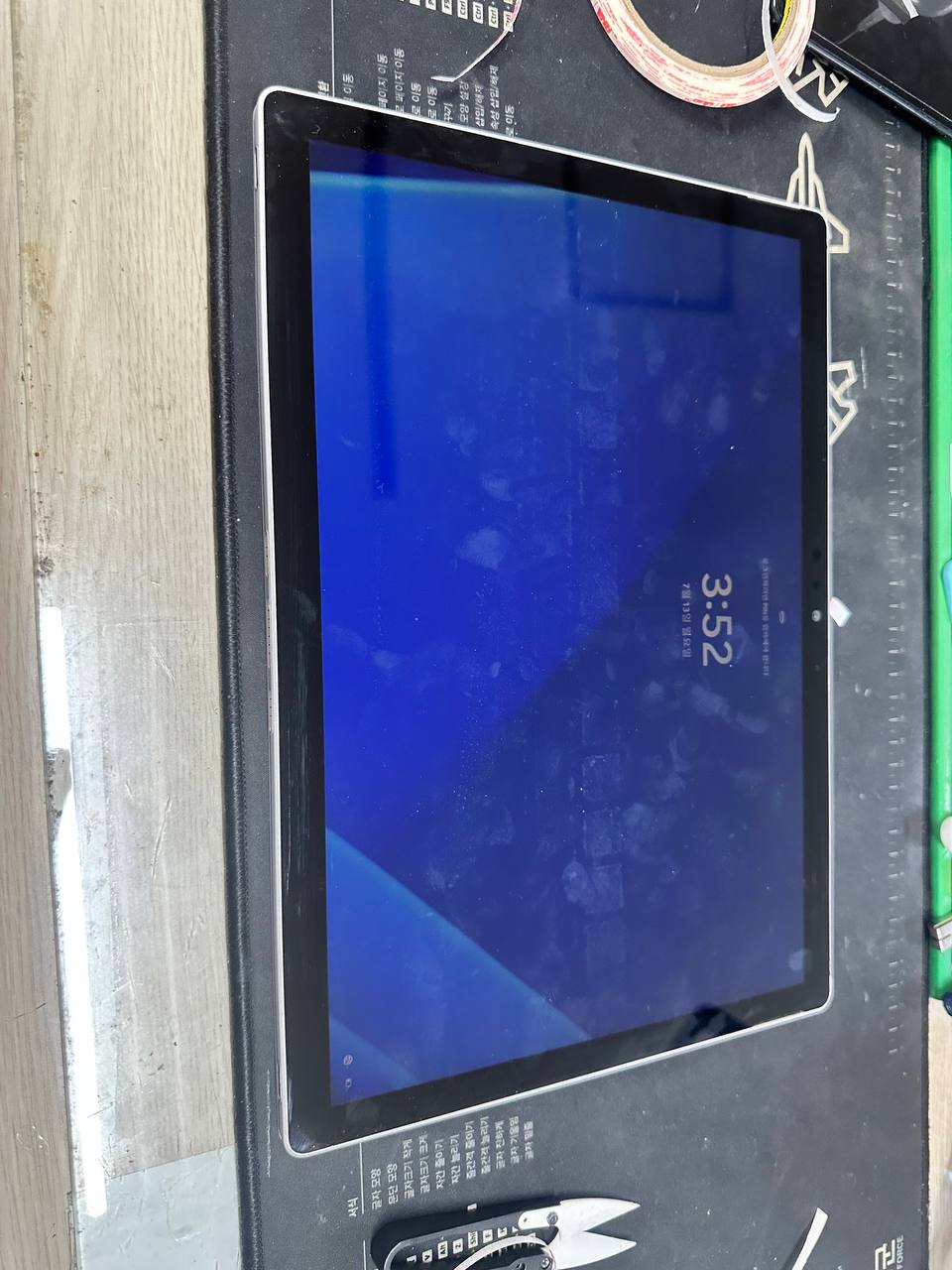 선릉점 마이크로소프트 surface book2 모니터 배터리 스웰링 현상 배터리교체 요청 수리사례 상세사진 8번 이미지입니다. 서피스북2 배터리 스웰링 대전 택배수리 및 액정 벌어짐 교체 완료 관련 2번째 수리 단계로, 내부 오염과 부품 손상 여부를 세밀하게 확인하는 점검 장면입니다.