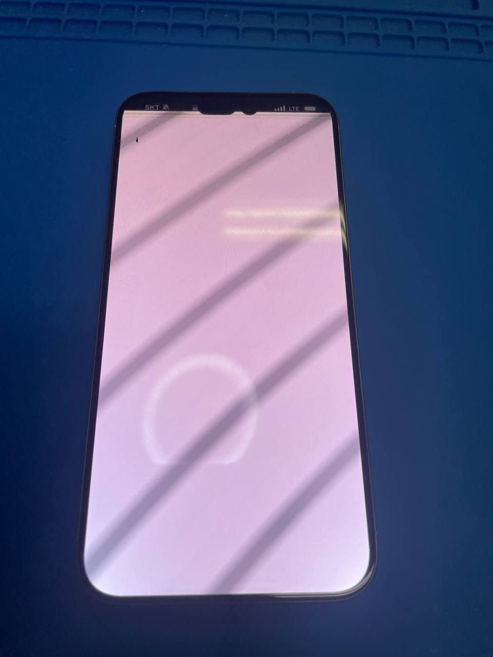 천호 아이폰15프로맥스 액정파손으로 화면 전체가 흰색으로 출력되는 OLED 손상 증상