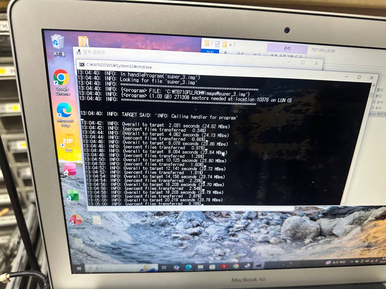 선릉점 레노버 Lenovo Yoga Tab 한글화 롬 작업중 벽돌 전원불 수리사례 상세사진 1번 이미지입니다. [레노버 Yoga Tab 한글화 롬 작업 중 벽돌·전원불 복구 수리 완료 (대구 택배 요청)] 관련 1번째 수리 단계로, 입고된 기기의 외관 상태와 파손 부위를 확인하는 초기 점검 장면입니다.
