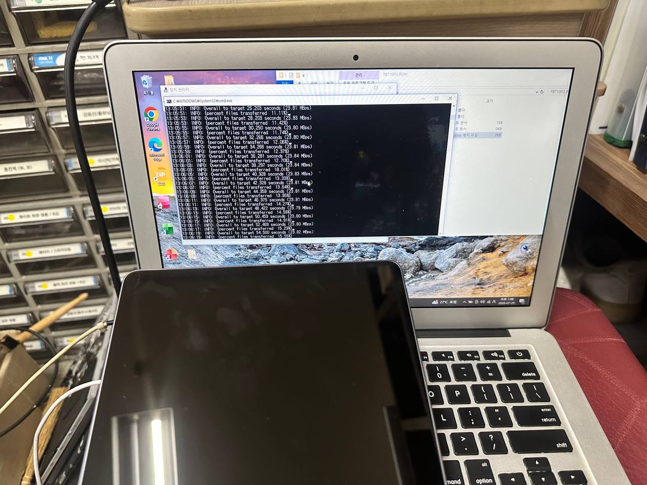 선릉점 레노버 Lenovo Yoga Tab 한글화 롬 작업중 벽돌 전원불 수리사례 상세사진 2번 이미지입니다. [레노버 Yoga Tab 한글화 롬 작업 중 벽돌·전원불 복구 수리 완료 (대구 택배 요청)] 관련 1번째 수리 단계로, 화면과 프레임 상태를 확인하며 수리 전 증상을 기록하는 과정입니다.