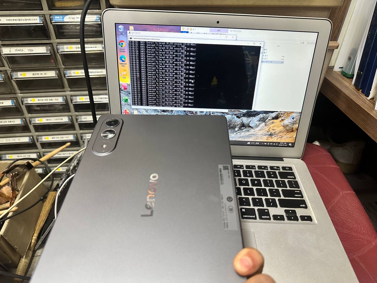 선릉점 레노버 Lenovo Yoga Tab 한글화 롬 작업중 벽돌 전원불 수리사례 상세사진 3번 이미지입니다. [레노버 Yoga Tab 한글화 롬 작업 중 벽돌·전원불 복구 수리 완료 (대구 택배 요청)] 관련 1번째 수리 단계로, 고객 요청 증상과 실제 기기 상태를 비교하며 점검하는 이미지입니다.