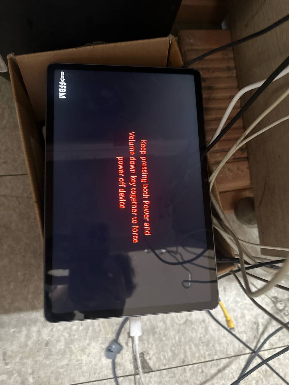 선릉점 레노버 Lenovo Yoga Tab 한글화 롬 작업중 벽돌 전원불 수리사례 상세사진 5번 이미지입니다. [레노버 Yoga Tab 한글화 롬 작업 중 벽돌·전원불 복구 수리 완료 (대구 택배 요청)] 관련 2번째 수리 단계로, 수리를 위해 기기를 분해하고 내부 구조를 확인하는 과정입니다.