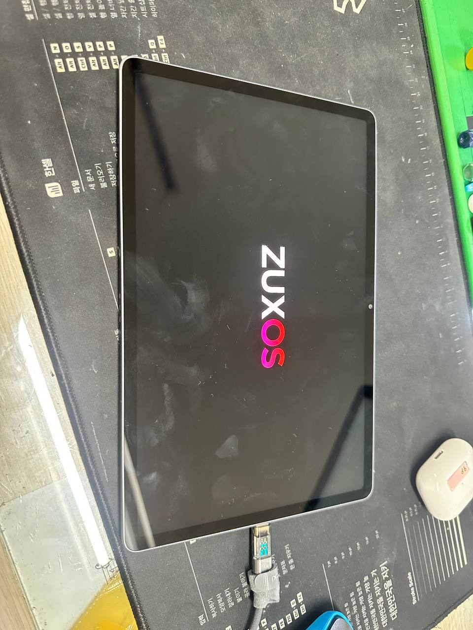선릉점 레노버 Lenovo Yoga Tab 한글화 롬 작업중 벽돌 전원불 수리사례 상세사진 6번 이미지입니다. [레노버 Yoga Tab 한글화 롬 작업 중 벽돌·전원불 복구 수리 완료 (대구 택배 요청)] 관련 2번째 수리 단계로, 내부 커넥터와 주요 부품 상태를 점검하는 분해 작업 이미지입니다.