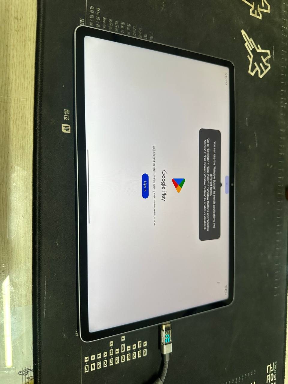 선릉점 레노버 Lenovo Yoga Tab 한글화 롬 작업중 벽돌 전원불 수리사례 상세사진 7번 이미지입니다. [레노버 Yoga Tab 한글화 롬 작업 중 벽돌·전원불 복구 수리 완료 (대구 택배 요청)] 관련 2번째 수리 단계로, 메인보드와 연결 부위를 확인하며 고장 원인을 찾는 과정입니다.