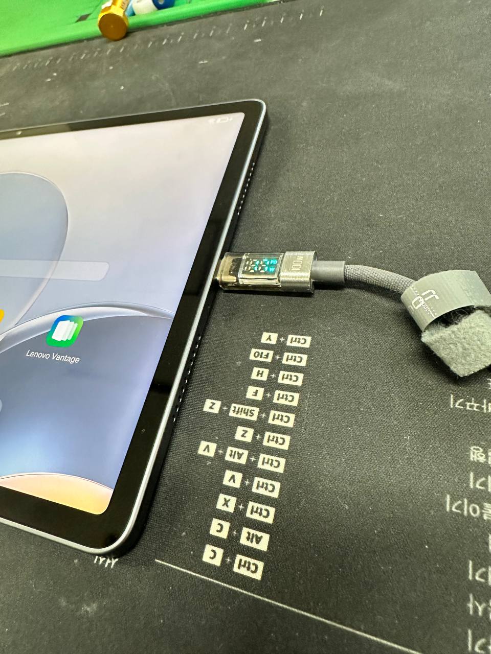 선릉점 레노버 Lenovo Yoga Tab 한글화 롬 작업중 벽돌 전원불 수리사례 상세사진 8번 이미지입니다. [레노버 Yoga Tab 한글화 롬 작업 중 벽돌·전원불 복구 수리 완료 (대구 택배 요청)] 관련 2번째 수리 단계로, 내부 오염과 부품 손상 여부를 세밀하게 확인하는 점검 장면입니다.