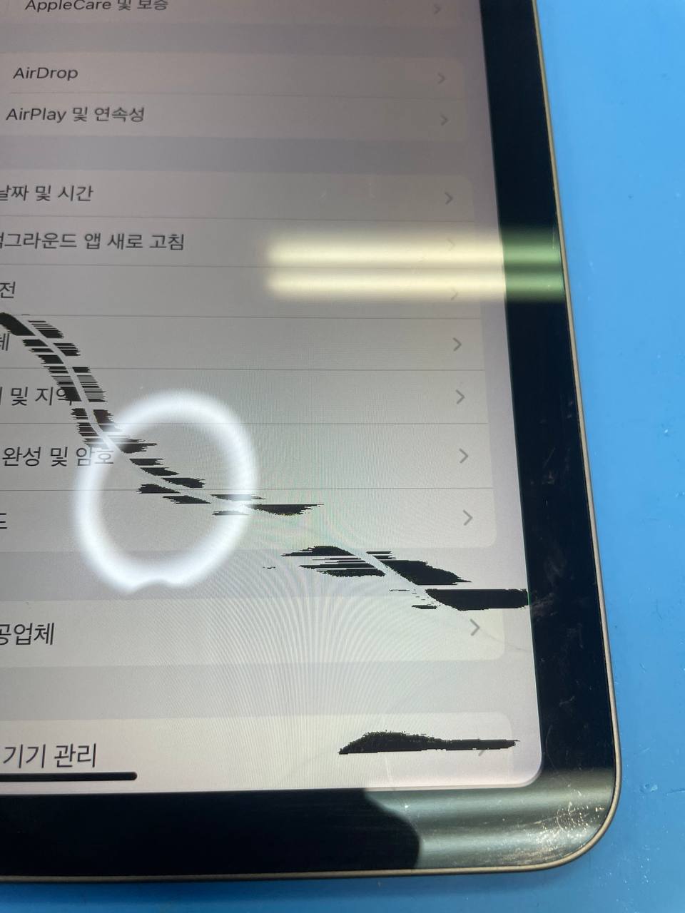 강변점 아이패드에어4 화면 (lcd ) 손상 수리사례 상세사진 2번 이미지입니다. 강변·건대·잠실 아이패드수리|유리는 멀쩡하지만 화면이 검게 손상된 아이패드 에어4 LCD 교체 관련 1번째 수리 단계로, 화면과 프레임 상태를 확인하며 수리 전 증상을 기록하는 과정입니다.